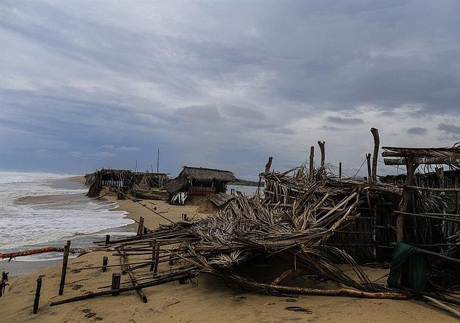 Bud se degrada a tormenta tropical y causa lluvias intensas en México