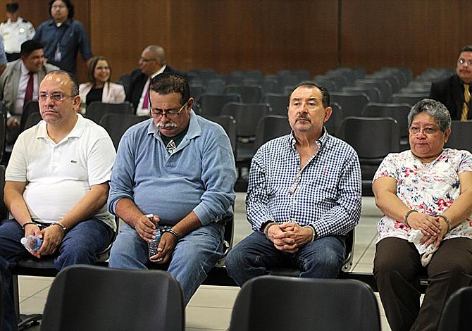 Funes modificó el presupuesto para llevar millones a la Presidencia de El Salvador