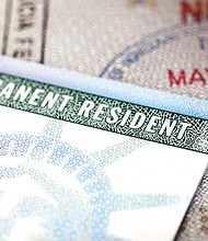 ‘Green Card’. inmigrantes con Residencia Legal Permanente pueden permanecer en Estados Unidos una vez caducado su documento original.