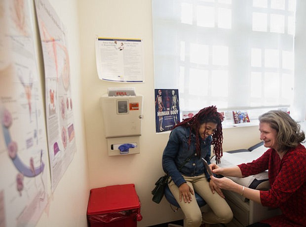 La partera escolar Loral Patchen dijo que muchas veces surgen temas importantes durante charlas informales, como ésta con Kiera. Hace tres años, Patchen comenzó a trabajar en escuelas secundarias del área de Washington, DC con la meta de prevenir el embarazo adolescente.