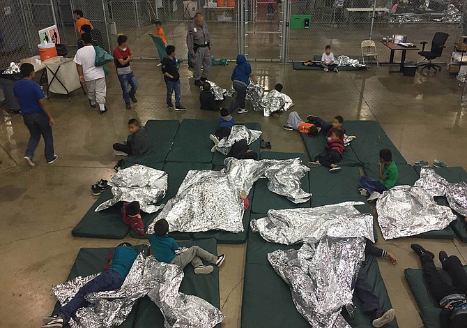 La indignación aumenta mientras el gobierno federal mantiene detenidos a 2,000 niños sin un plan para reunificarlos con sus padres, y sin transparencia en torno a su cuidado