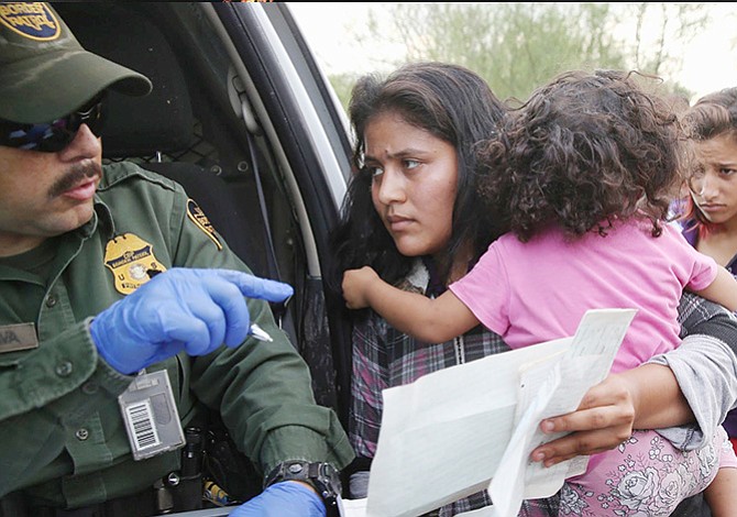 Detienen separación de niños inmigrantes