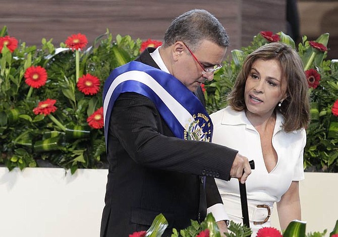 Ex primera dama de El Salvador sigue bajo custodia policial, afirma ministro de Seguridad
