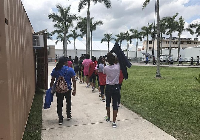 Estados Unidos reunifica a 52 niños salvadoreños de los 145 separados, según datos de la cancillería
