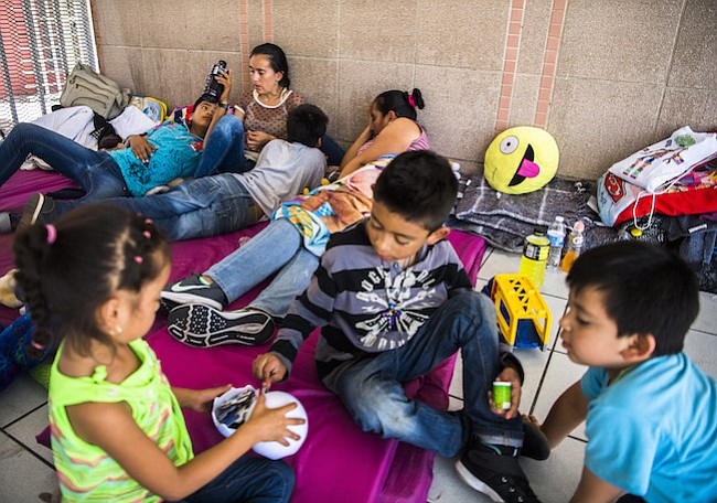 ¿Acusados en pañales? Ordenan a inmigrantes pequeños que se presenten solos en corte