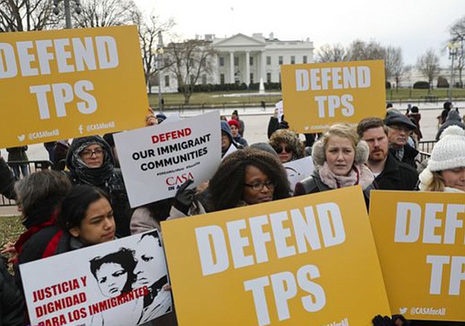 Juez autoriza demanda contra cancelación de TPS