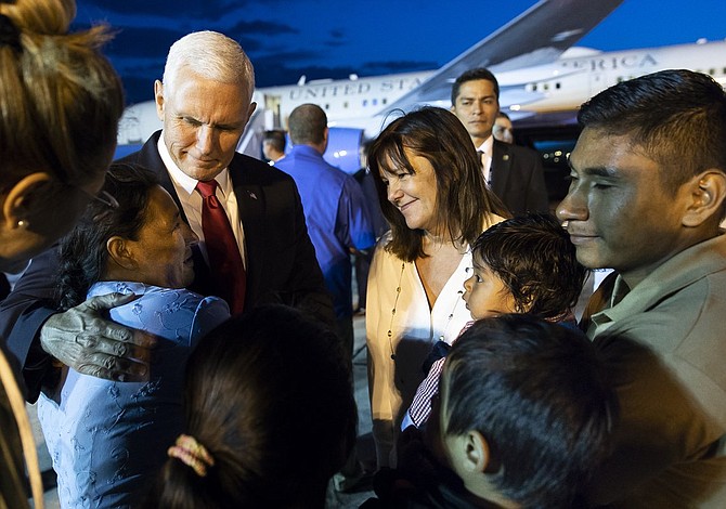 Mike Pence promete más ayuda para afectados por el volcán de Fuego