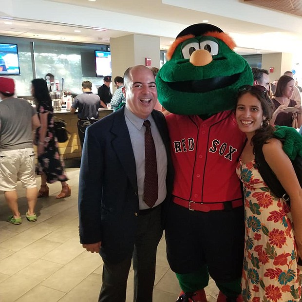 Rafael Ulloa y Tibisay Zea de El Planeta junto a la mascota de los Red Sox