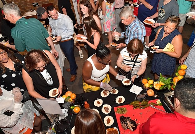 Ambiente en el Pedro Martinez Charity Feast With 45