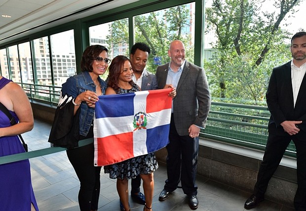 Carolina y Pedro Martinez reciben a los invitados