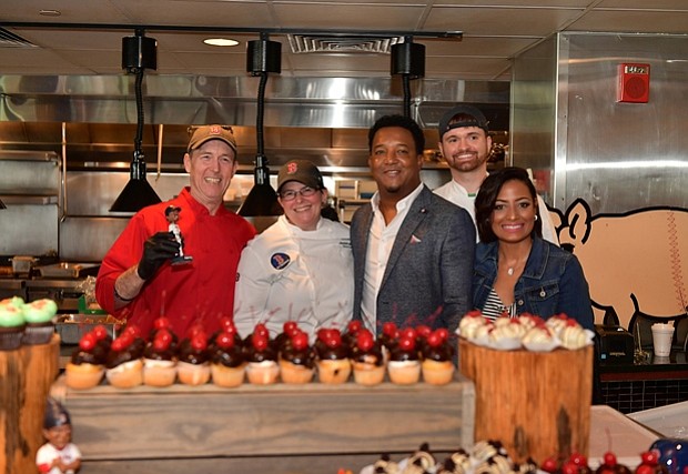 Pedro y Carolina Martinez con el chef Ron Abell