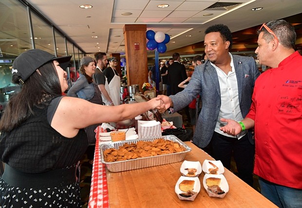 Pedro Martinez se encuentra con los chefs en Feast with 45, llevado a cabo en Fenway Park, el 29 de junio de 2018