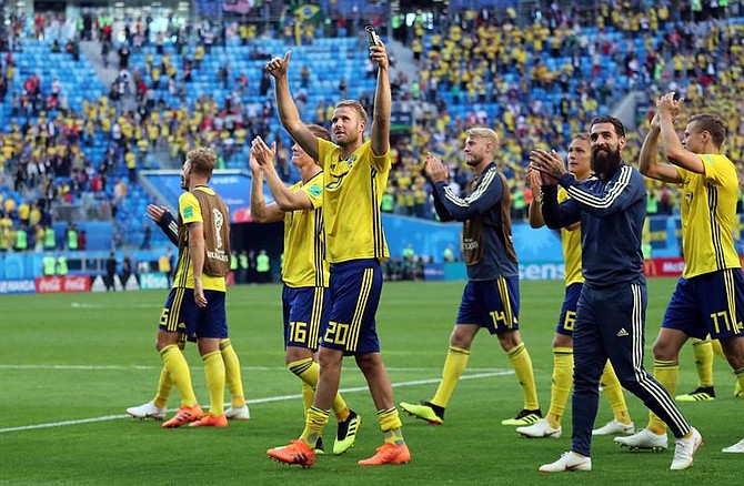 Selección de Suecia celebra la victoria en octavos de final del Mundial