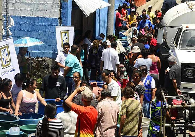 Población salvadoreña desesperada por la falta de agua
