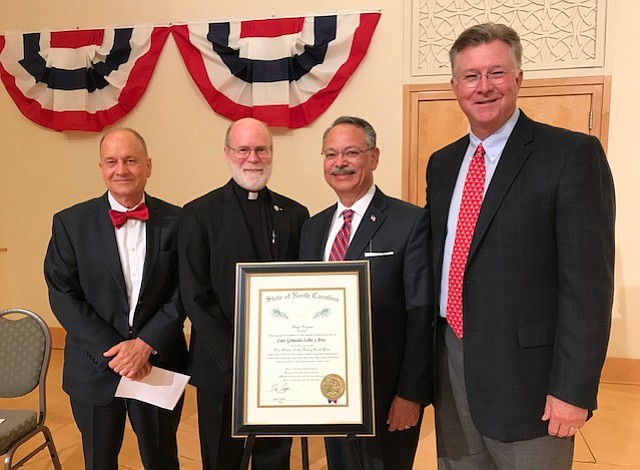 Reconocido ejecutivo latino recibe máximo honor del gobierno de Carolina del Norte
