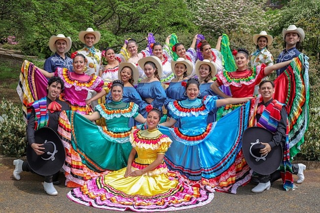 Celebración de la cultura mexicana con danzas tradicionales
