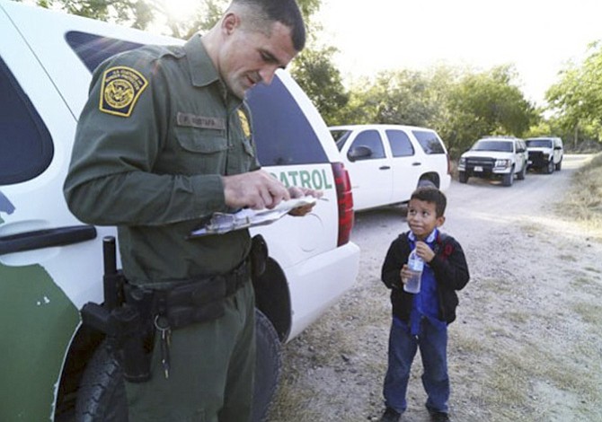 Los niños detenidos bajo la nueva política de "tolerancia cero" enfrentan procesos de inmigración sin que mamá o papá estén a su lado.