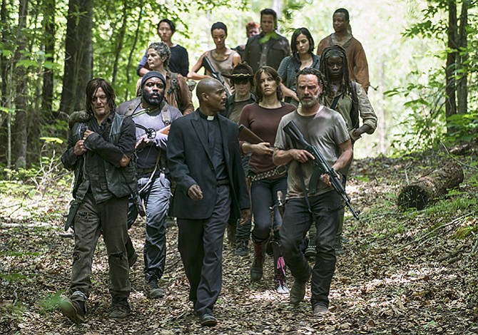 La quinta temporada de “The Walking Dead” en Español es protagonizada por Andrew Lincoln, como Rick Grimes, Norman Reedus, como Daryl Dixon, Chandler Riggs, como Carl Grimes, Melissa McBride, como Carol Peletier, Lauren Cohan, como Maggie Greene, Steven Yeun, como Glenn Rhee, Danai Gurira, como Michonne, y Emily Kinney, como Beth Greene, entre otros.