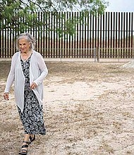 ATROPELLO. La propiedad de Eloísa Tamez fue cortada por un muro, por lo que las autoridades federales le dieron una ‘clave’ para acceder al otro lado.