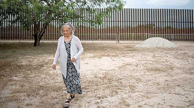 ATROPELLO. La propiedad de Eloísa Tamez fue cortada por un muro, por lo que las autoridades federales le dieron una ‘clave’ para acceder al otro lado.