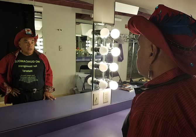DC: Artista ecuatoriano forma a inmigrantes para estar “Afuera de las Sombras”