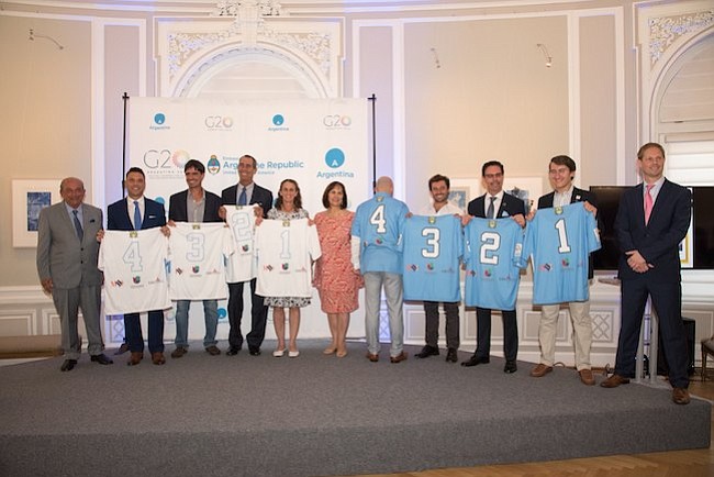 Camisetas. La presentación de los jugadores y sus camisetas durante la presentación oficial del torneo benéfico de polo, en la Embajada Argentina.