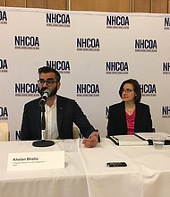 Diferencia. Khelan Bhatia (izq.) y Rhonda Richards (der.), ambos de AARP, llevan adelante la campaña “Haga la diferencia, vote”.