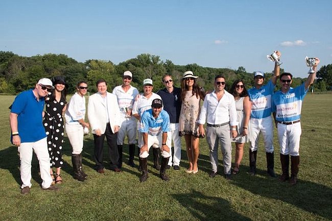 Amistoso. Los jugadores después de la competencia amistosa exhibiendo sus trofeos. Los ganadores fueron los de camiseta azul.