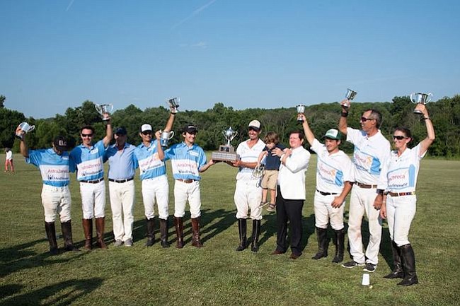Trofeos. Los jugadores después de la competencia amistosa exhibiendo sus trofeos. Los ganadores fueron los de camiseta azul.