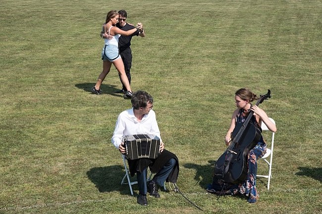 Tango. La música estuvo a cargo de Trifilio Tango Trío que entretuvo a los asistentes al torneo de polo, entre ellos al actor Robert Duvall.
