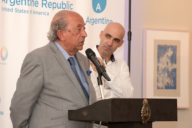 Representantes. Jorge Menehem (iz) director de la Fundación Garrahan junto a Carlos Kambourian (der), director del hospital Garrahan, durante el lanzamiento del torneo de polo, en la Embajada de Argentina.