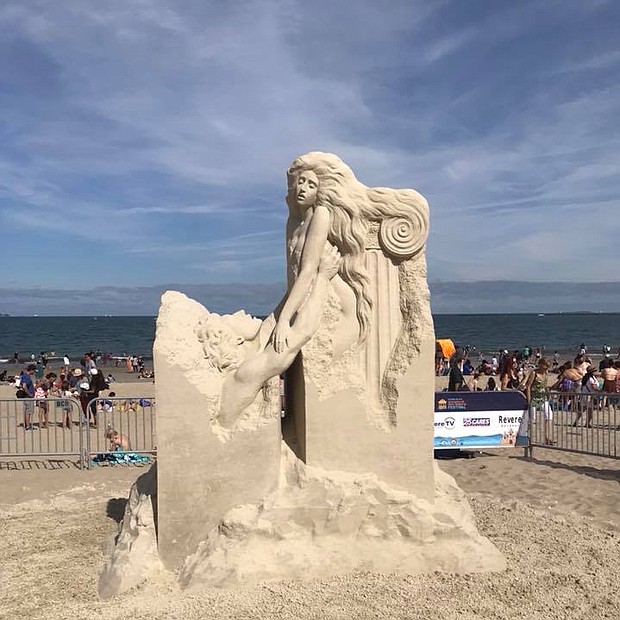 Escultura “Vanishing Muse”, de Pavel Mylnikov, ganadora del primer lugar en el Festival de Esculturas de Arena de Revere Beach 2018