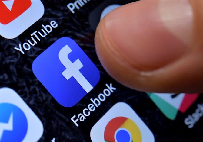 La UE amenaza con sanciones a Facebook y Twitter