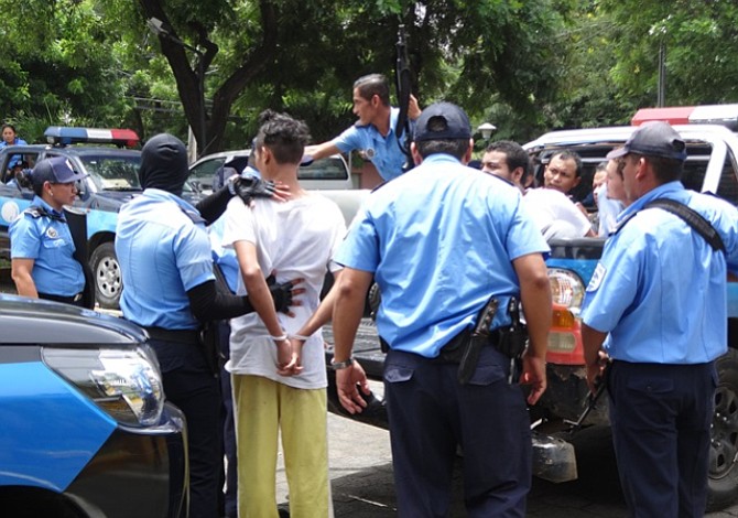 Hombre que fue arrastrado por la Policía de Nicaragua denuncia acoso