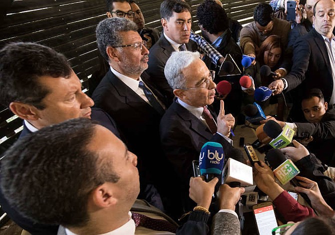 Colombia: Álvaro Uribe pide al presidente del Congreso que retenga su carta de renuncia