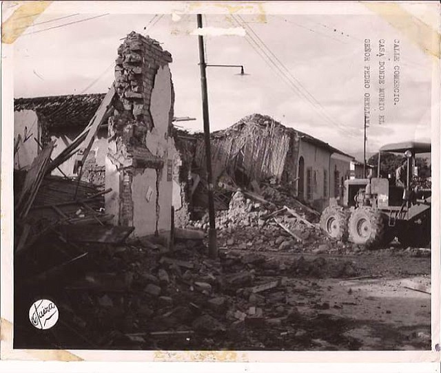 En otra captura de Otaiza se aprecia la ruinosa vivienda de una de las víctimas mortales del movimiento telúrico
