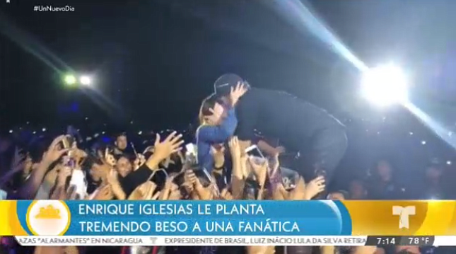 Enrique Iglesias le planta un beso “de novela” a una fan en pleno show en México (Video)