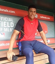 ENTRENAMIENTO. Juan Soto en la cancha del estadio de los Nacionales donde diariamente acude para sus prácticas y entrenamiento.