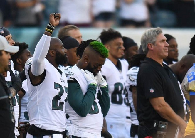Jugadores de la NFL desafían a Trump con nuevas protestas durante el himno