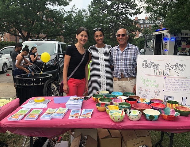Funcionarios del Municipio de Chelsea: (De Izq. a Der.) Yasmine Hung (Youth substance prevention coordinator), Gisabel Horta (WIC community coordinator) y Ron Fishman (Healthy Chelsea community coordinator)