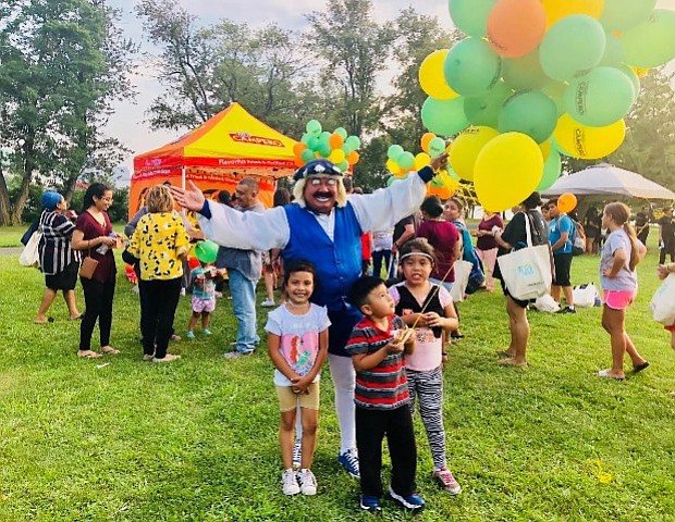 Los niños disfrutaron la visita del famoso Pizarrín.
