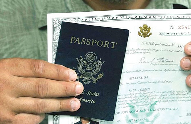Oficina especial combate el fraude de naturalización de inmigrantes