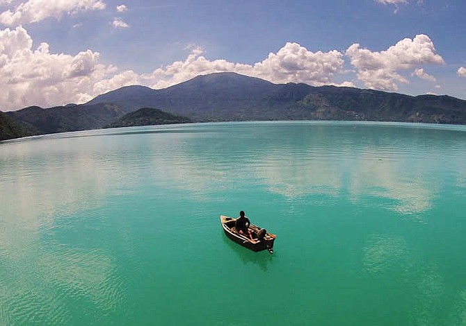 Este lago en El Salvador cambió su color a turquesa