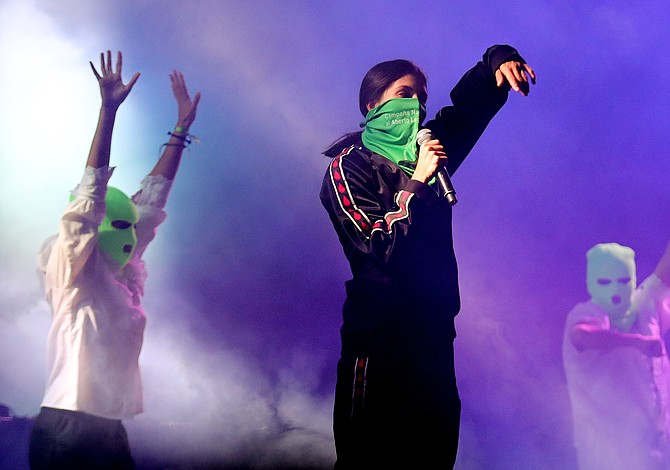 Pussy Riot causa polémica por presentarse al mismo tiempo en Colombia y en Escocia