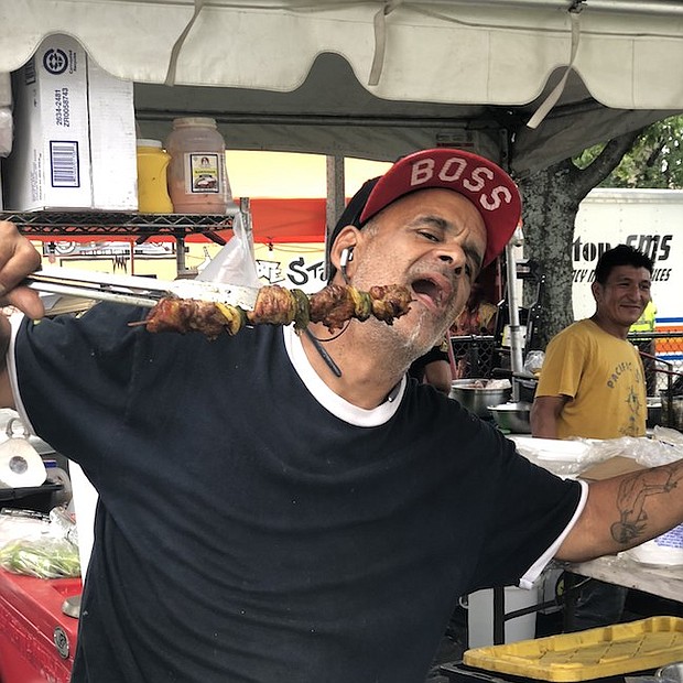 Los tradicionales pinchos dominicanos deleitaron a muchos en el Festival