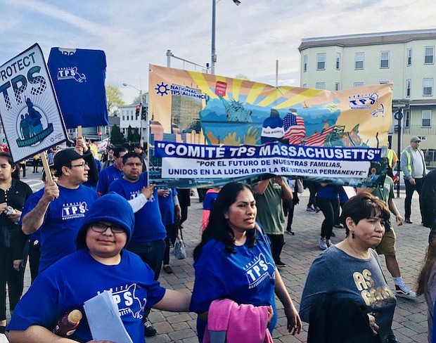 Miembros del Comité TPS Massachusetts marchando en las calles