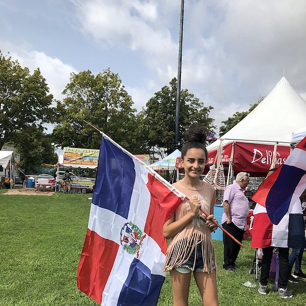 Una asistente al Festival con el pabellón dominicano
