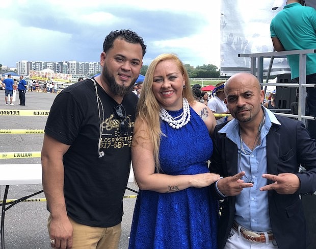 José Navarrete de Legacy Band con los presentadores, ha Guera de Oro y Ulises Orellana
