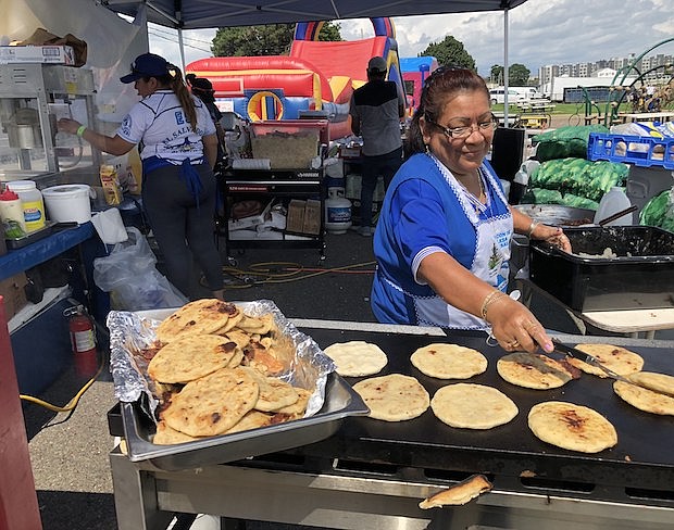 Rosa Amanda Hernández preparando deliciosas pupusas