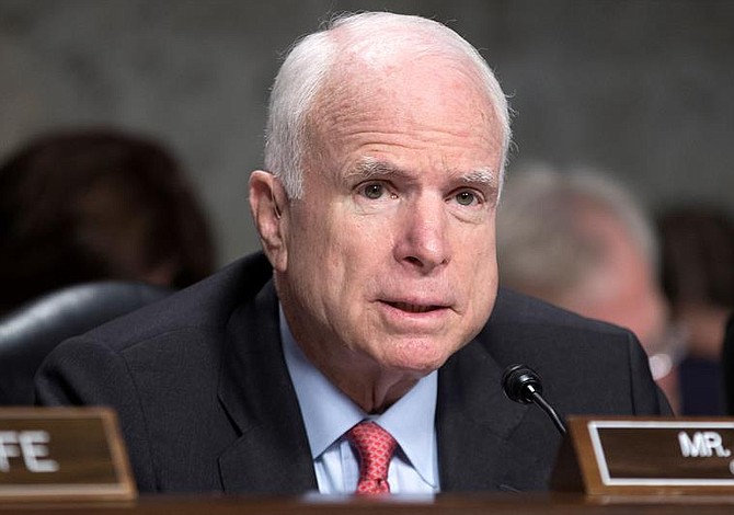 El senador John McCain interrumpió su tratamiento para el cáncer cerebral